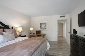 WiFi, bed sheets - Vanderbilt Towers - Vanderbilt Beach - Bayside (Naples)