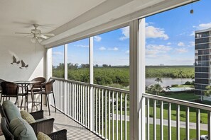 Outdoor dining - Vanderbilt Towers - Vanderbilt Beach - Bayside (Naples)
