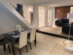 Dining - Stylish 2 Bedroom Mews in Central London (London)