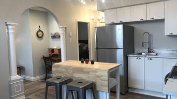 Luxury Apartment, 1 Bedroom | In-room dining