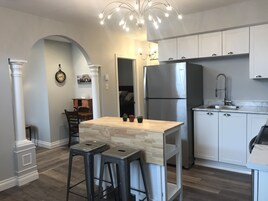 Luxury Apartment, 1 Bedroom | In-room dining