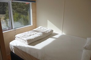 2 室のベッドルーム、アイロン / アイロン台、インターネット