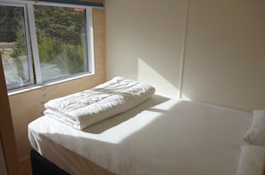 2 bedrooms, iron/ironing board, Internet