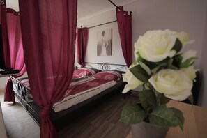 4 slaapkamers, een strijkplank/strijkijzer, gratis wifi, beddengoed