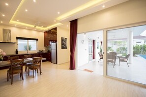 冷蔵庫、オーブン、コーヒー / ティーメーカー、トースター