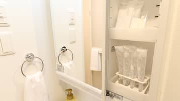 Comfort Double Room | Bathroom | Combined shower/tub, free toiletries, hair dryer, slippers