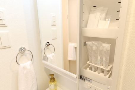 Comfort Double Room | Bathroom | Combined shower/tub, free toiletries, hair dryer, slippers. The Grand Residence Hotel Hakata
