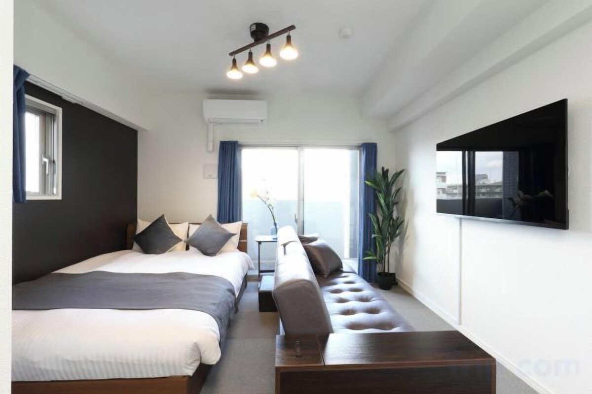 Tabla de planchar con plancha, wifi gratis, ropa de cama