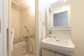 Duschwanne, kostenlose Toilettenartikel, Haartrockner, Hausschuhe
