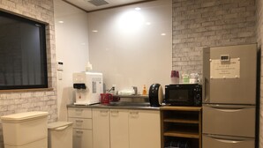 冷蔵庫、電子レンジ、電気ポット