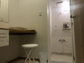 Douche, articles de toilette gratuits, sèche-cheveux, chaussons