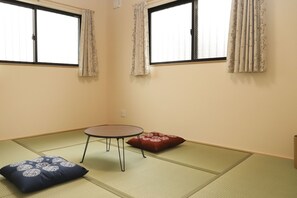 Habitación con 2 camas individuales (Small) | Cortinas blackout, wifi gratis y ropa de cama 