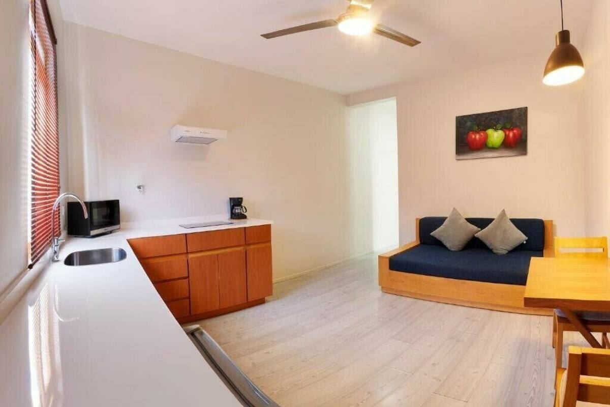 Master Bedroom, 1 Queen Bed | 専用キッチン | コーヒー / ティーメーカー、小型冷蔵庫、電子レンジ、コンロ