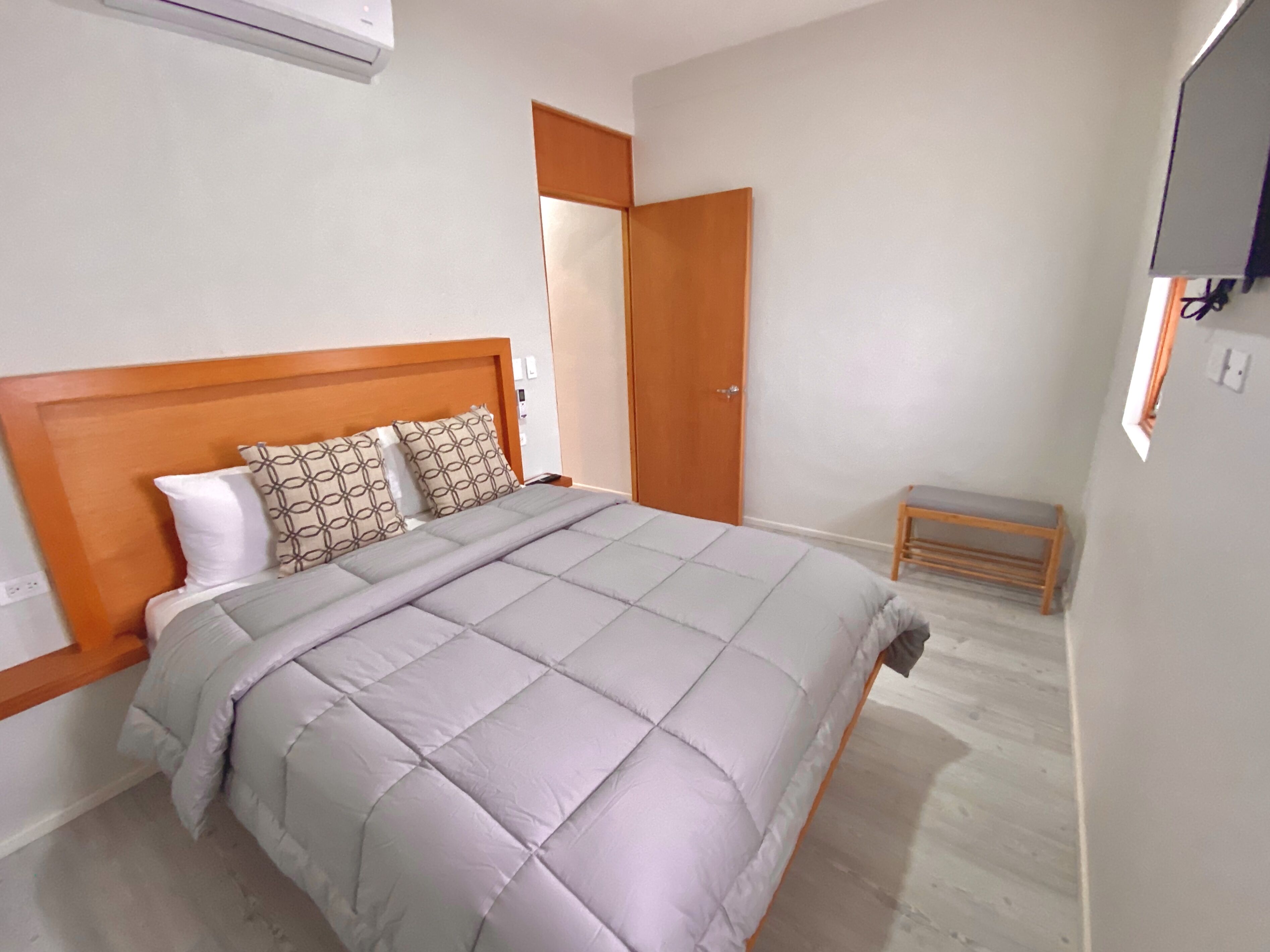 master bedroom, 1 queen bed | 1 bedroom, minibar, in-room safe, individually furnished