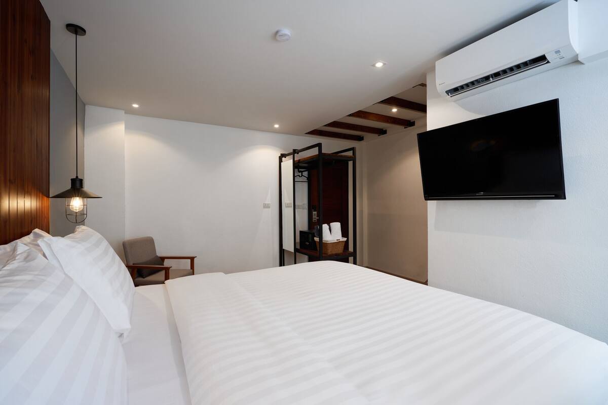 In-room safe, desk, cribs/infant beds, WiFi (free)