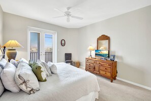 3 bedrooms, WiFi, bed sheets - Regatta - Enjoy Gulf Views, Walk to the Beach! (Naples)
