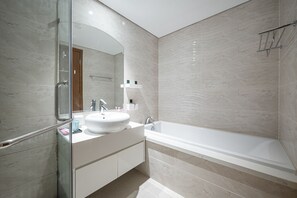 Apartament, 1 dormitori, vistes a la ciutat | Bany | Assecador de cabells, sabatilles, bidet i tovalloles 