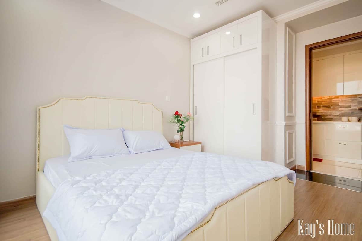 3 bedrooms, Egyptian cotton sheets, premium bedding, memory-foam beds