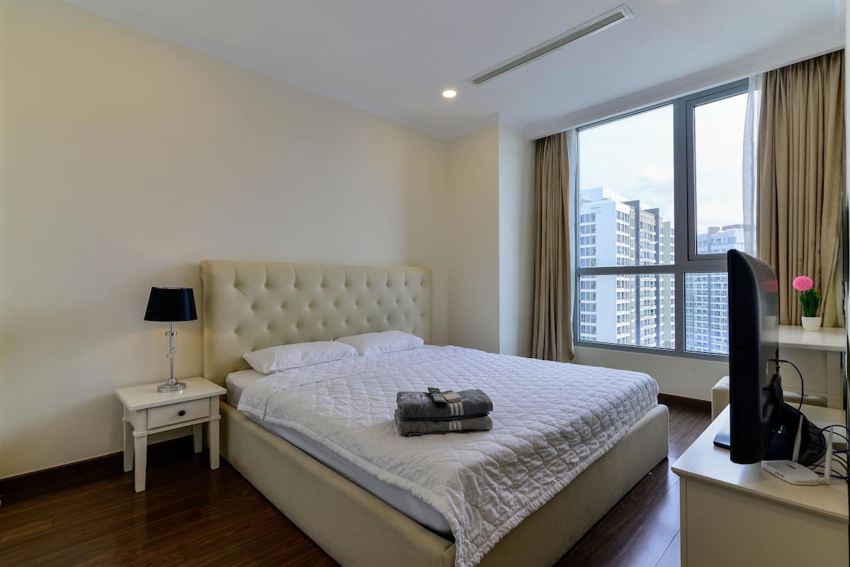 3 bedrooms, Egyptian cotton sheets, premium bedding, memory-foam beds