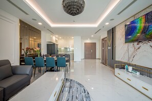 Penthouse Premium | Vardagsrum | 65-tums platt-tv med digitalkanaler, tv och Netflix