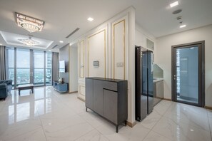 Condo panorâmico | Área de estar | TV de tela plana 65 polegadas com canais digitais, TV, Netflix