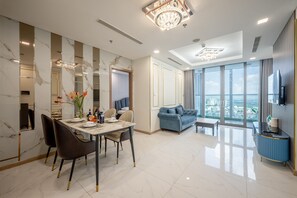 Condo panorâmico | Área de estar | TV de tela plana 65 polegadas com canais digitais, TV, Netflix