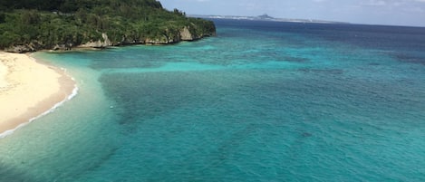 Pantai di sekitar dan pasir putih