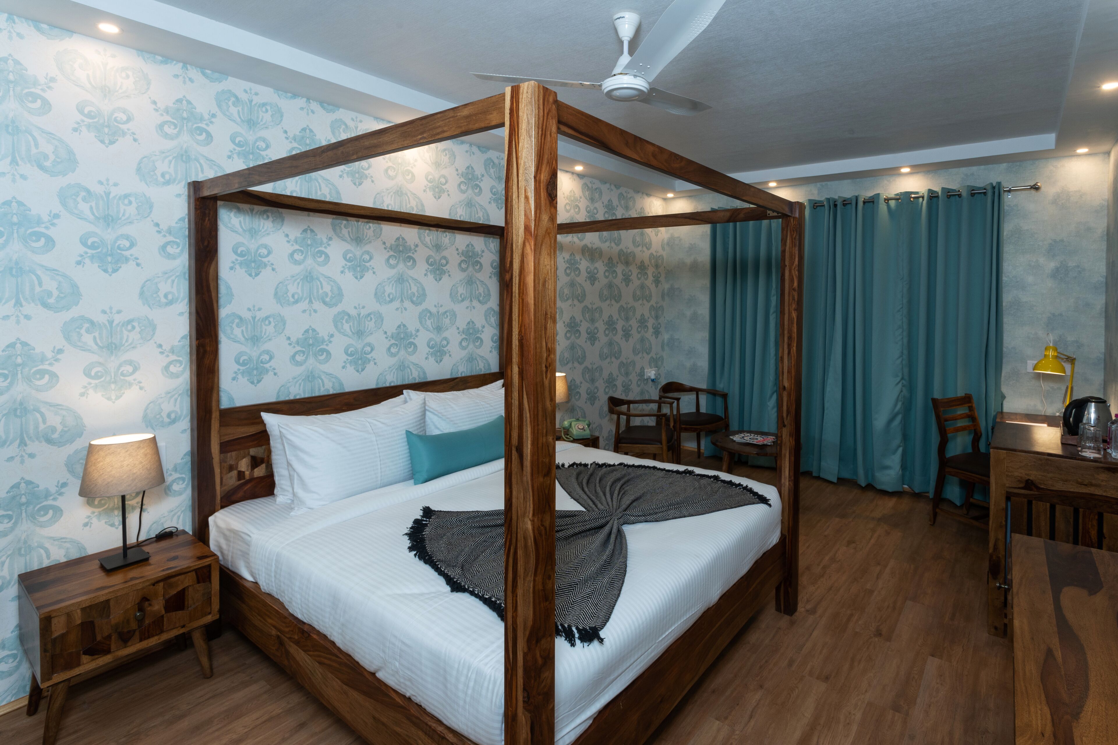 ميني بار ومكتب وتجهيزات عازلة للصوت وواي فاي مجانًا