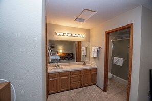 Chuveiro/banheira combinados, secador de cabelo, toalhas de banho 