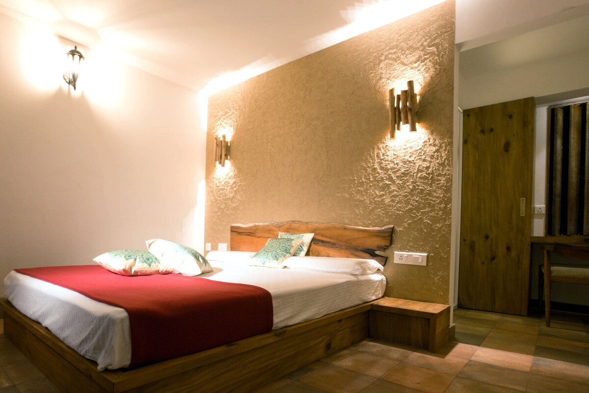 Iron/ironing board, WiFi (free), bed sheets