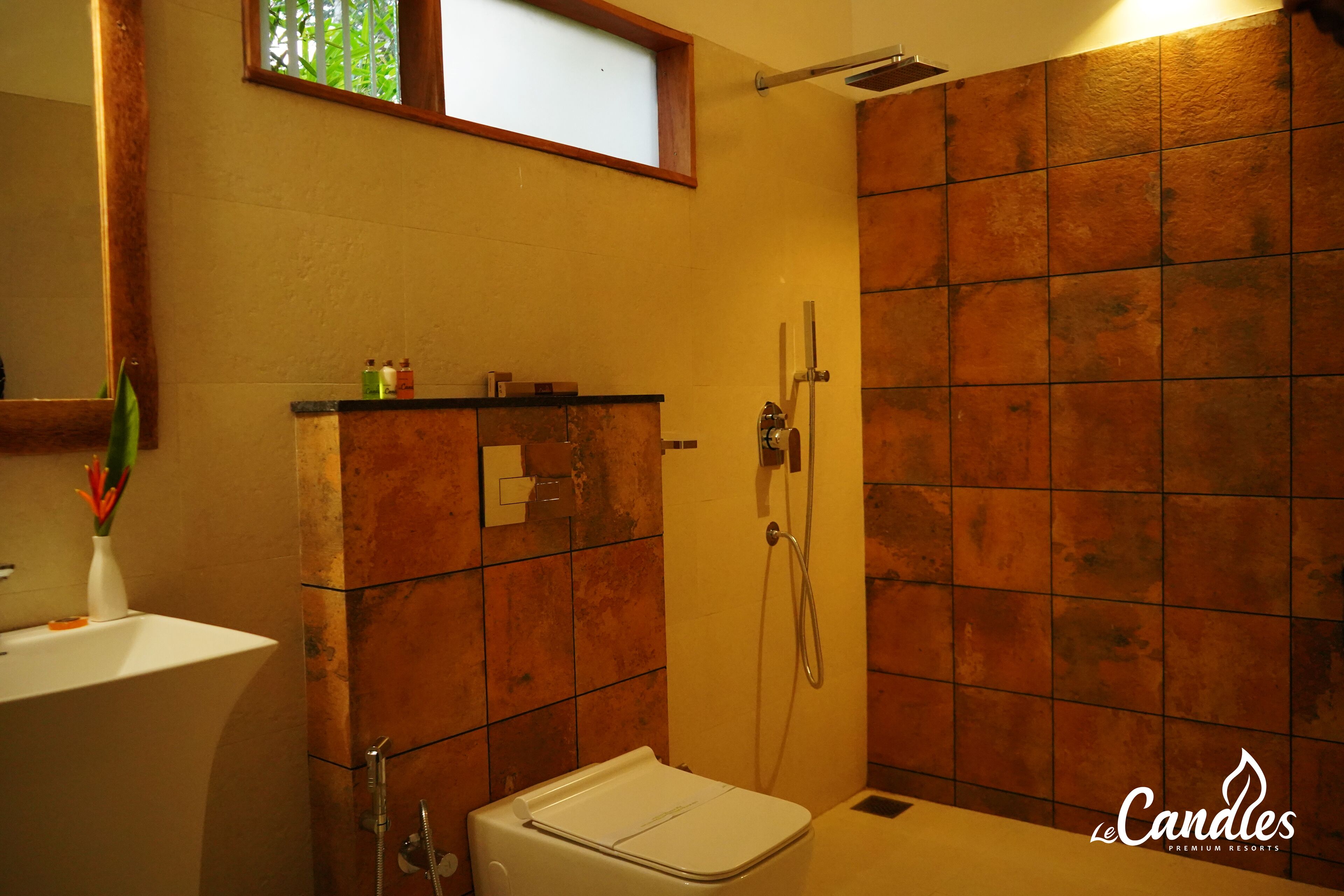 Baño con ducha, lavamanos e inodoro.