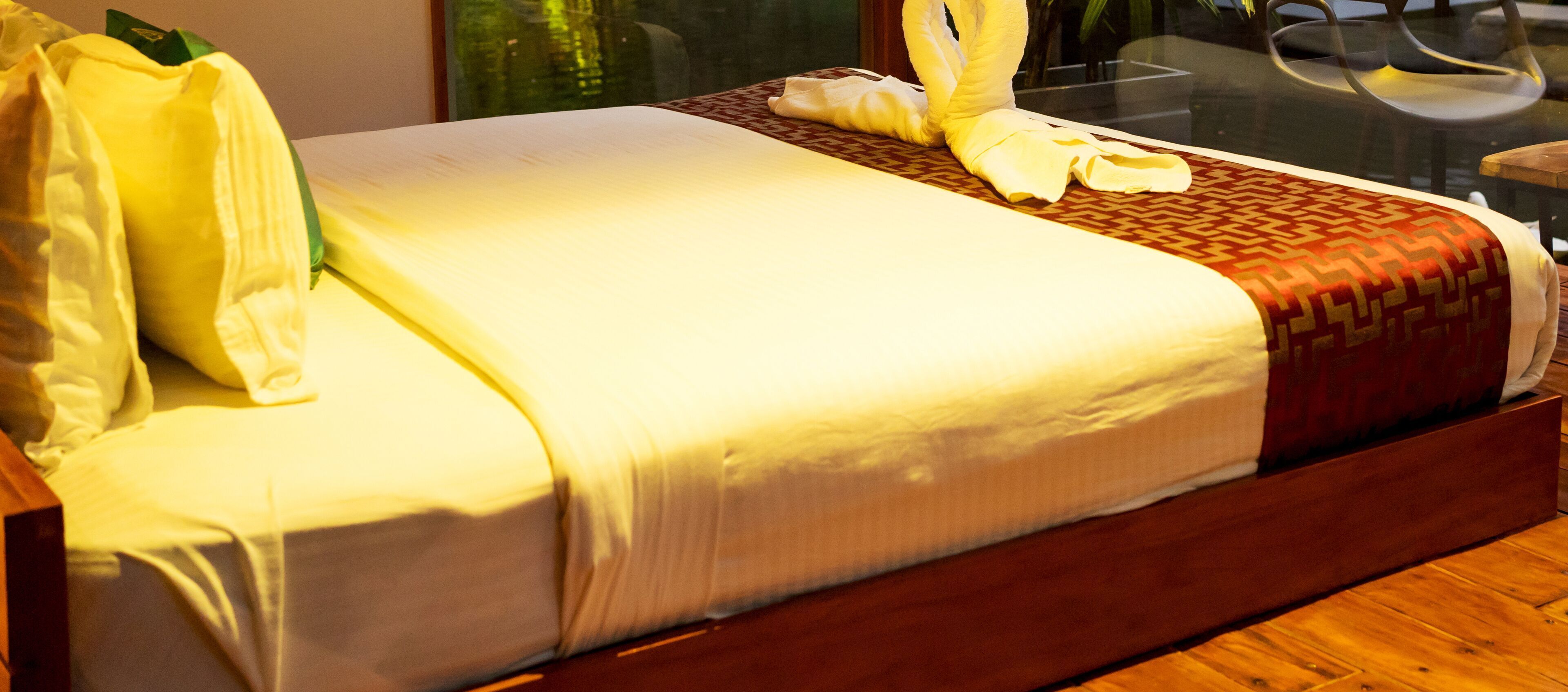 Tabla de planchar con plancha, wifi gratis y ropa de cama 