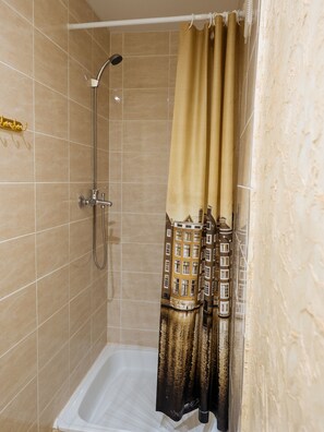 Dusche, kostenlose Toilettenartikel, Handtücher, Seife
