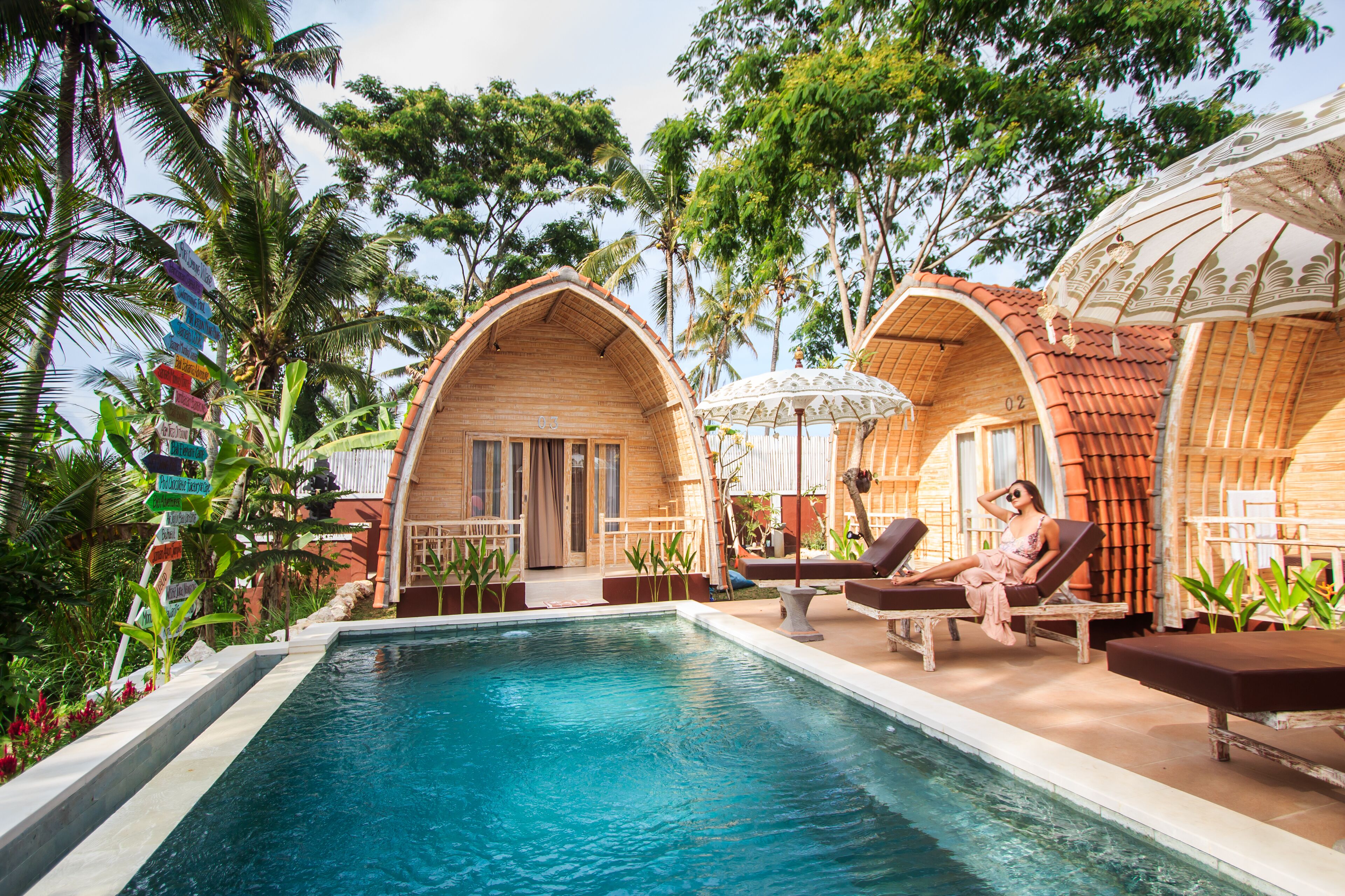 Piscine extérieure, parasols de plage, chaises longues