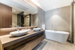 Superior Apartment, 2 Bedrooms, Non Smoking, Lake View | Bathroom - Luxury 2BR Marina Gate 3 (Dubai)