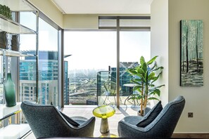 エクスクルーシブ アパートメント 2 ベッドルーム 禁煙 シティビュー | リビング エリア | 42 インチの薄型テレビ (ケーブル放送視聴可)、テレビ