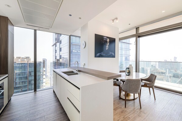 スーペリア アパートメント 2 ベッドルーム 禁煙 レイクビュー | 専用キッチン | 冷蔵庫、電子レンジ、コンロ、調理器具と食器