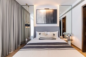 Superior Apartment, 2 Bedrooms, Non Smoking, Lake View | Individually decorated, individually furnished, cots/infant beds - Luxury 2BR Marina Gate 3 (Dubai)