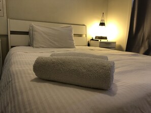 Habitació doble, bany compartit | Mobiliari individual, planxa i posts de planxar i wifi gratuïta 