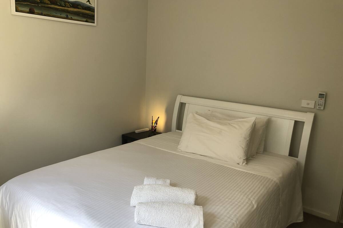 Chambre Standard, 1 grand lit, salle de bains commune (Queen) | Fer et planche à repasser, accès au Wi-Fi (inclus), ameublement unique