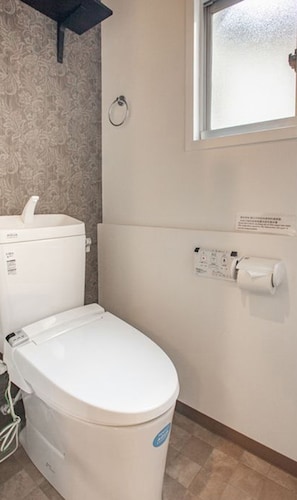 Casa, para no fumadores (Private Vacation Home) | Baño | Regadera, amenidades de baño gratuitas, secadora de cabello, pantuflas