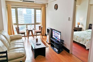 City Condo | Living area | Flat-screen TV - Forbeswood Parklane (Taguig)