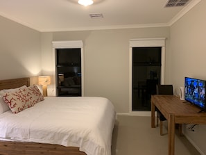 Standard King Room with shower 9 | Individually decorated, individually furnished, desk, iron/ironing board - Apple House Truganina (Truganina)