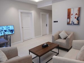 Apartment, 2 Schlafzimmer | Zimmersafe, individuell dekoriert, individuell eingerichtet