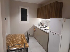 Kühlschrank, Wasserkocher, Kochgeschirr/Geschirr/Besteck