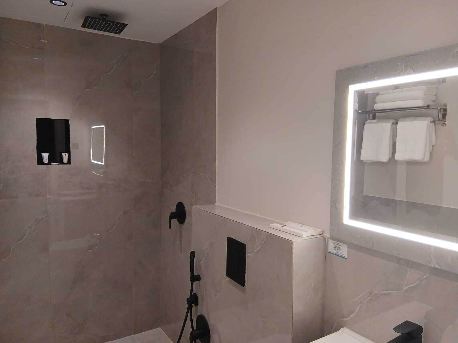 Apartment, 2 Bedrooms | Bathroom | Free toiletries, hair dryer, bathrobes, slippers