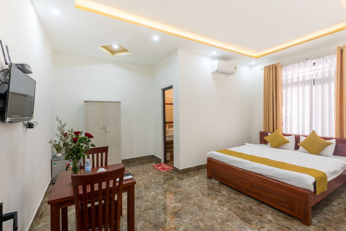 Habitación Deluxe | Minibar, escritorio, cortinas blackout y tabla de planchar con plancha