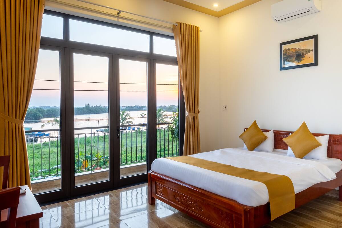 Chambre Deluxe, balcon (Super) | Minibar, bureau, rideaux d’obscurcissement, fer et planche à repasser