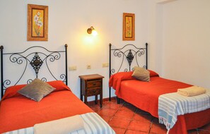6 bedrooms, travel crib, free WiFi, bed sheets - Gorgeous home in Montefrío with private swimming pool, can be inside or outside (Montefrío)