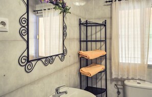 Bathtub - Gorgeous home in Montefrío with private swimming pool, can be inside or outside (Montefrío)